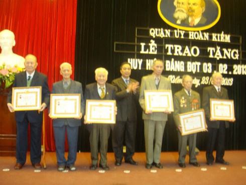 Trao huy hiệu Đảng cho 192 đảng viên - ảnh 1