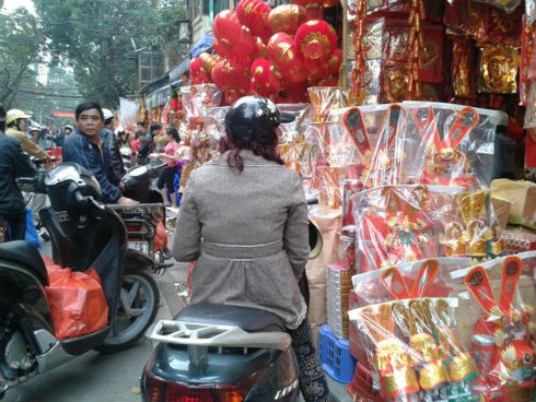Sát ngày tiễn ông Táo, Hàng Mã vẫn ế ẩm - ảnh 1
