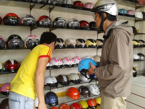 Người dân lo lắng tìm mua mũ bảo hiểm