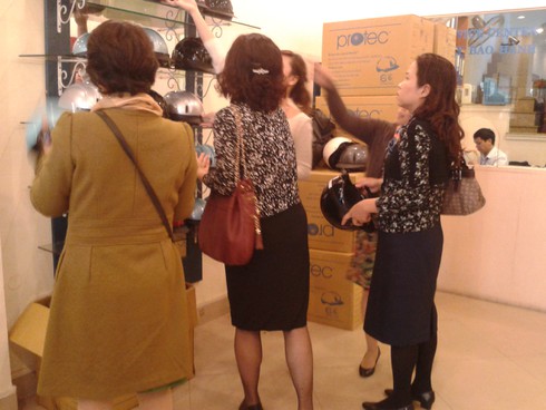 Người dân lo lắng tìm mua mũ bảo hiểm