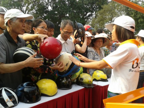 Hàng trăm người xếp hàng đội nắng đổi mũ bảo hiểm - ảnh 3