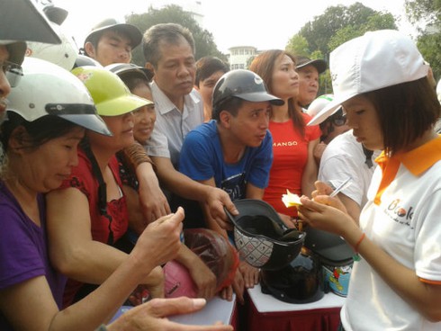 Hàng trăm người xếp hàng đội nắng đổi mũ bảo hiểm - ảnh 7