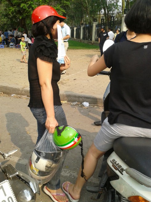 Hàng trăm người xếp hàng đội nắng đổi mũ bảo hiểm - ảnh 4