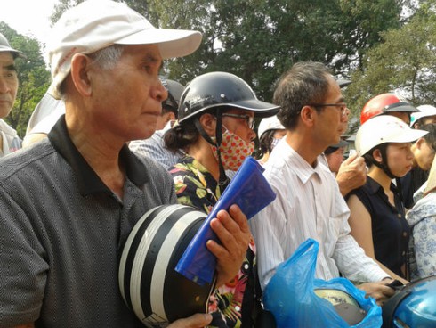 Hàng trăm người xếp hàng đội nắng đổi mũ bảo hiểm - ảnh 2