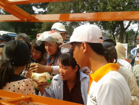 Hàng trăm người xếp hàng đội nắng đổi mũ bảo hiểm - ảnh 5