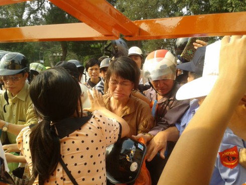 Hàng trăm người xếp hàng đội nắng đổi mũ bảo hiểm - ảnh 6