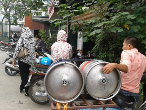 Hàng trăm ô tô xếp hàng chờ chực cổng nhà máy bia ngày nóng - ảnh 6