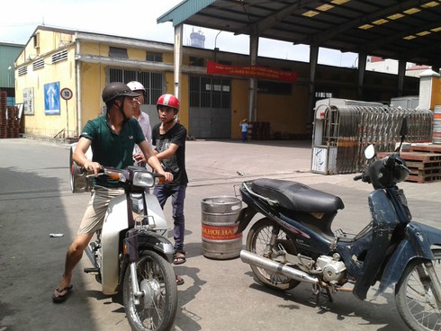 Hàng trăm ô tô xếp hàng chờ chực cổng nhà máy bia ngày nóng - ảnh 8