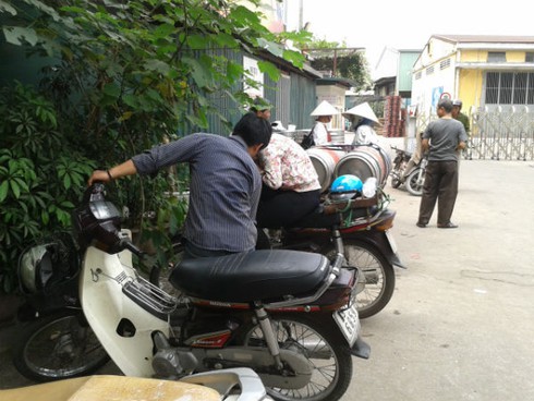 Hàng trăm ô tô xếp hàng chờ chực cổng nhà máy bia ngày nóng - ảnh 5