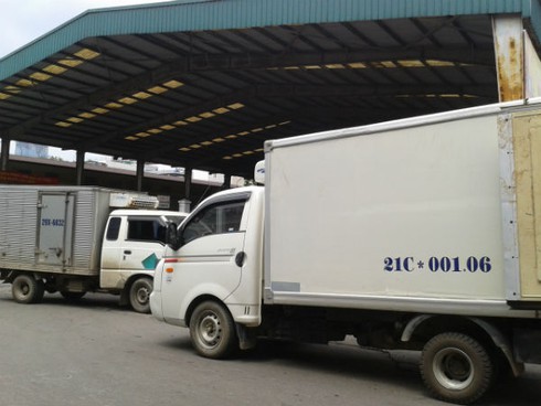 Hàng trăm ô tô xếp hàng chờ chực cổng nhà máy bia ngày nóng - ảnh 4