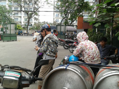 Hàng trăm ô tô xếp hàng chờ chực cổng nhà máy bia ngày nóng - ảnh 7
