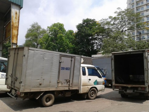 Hàng trăm ô tô xếp hàng chờ chực cổng nhà máy bia ngày nóng - ảnh 2
