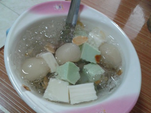 Rờn rợn gelatine làm chè khúc bạch