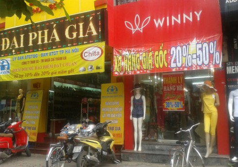 Thời trang hè ồ ạt xả hàng giá