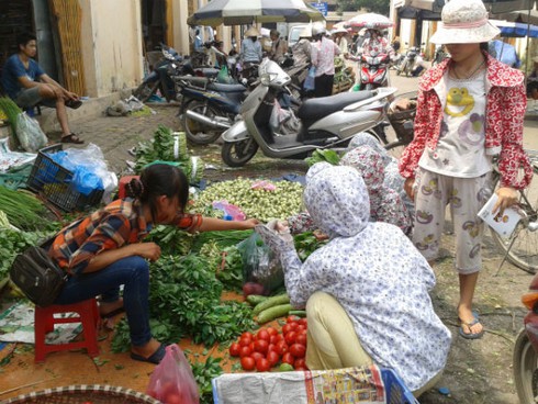 Nhiều người dân lo xa mua thực phẩm trước bão - ảnh 2