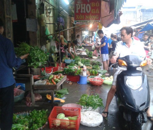 Rau củ tăng giá gấp 3-4 lần vẫn phải tranh giành nhau mua - ảnh 1