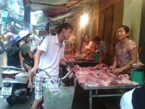 Rau củ tăng giá gấp 3-4 lần vẫn phải tranh giành nhau mua - ảnh 2