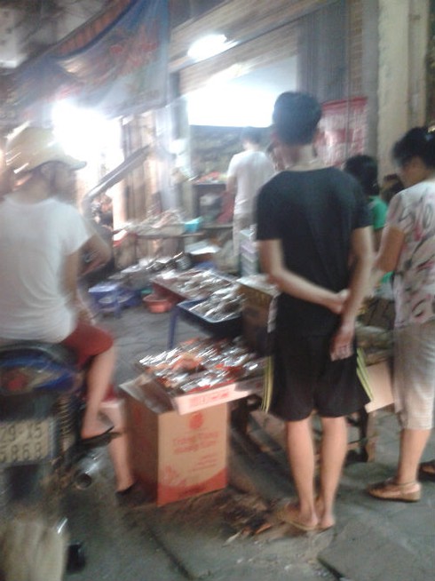 Bánh Trung thu nổi tiếng xé nhãn mác để đại hạ giá? - ảnh 7