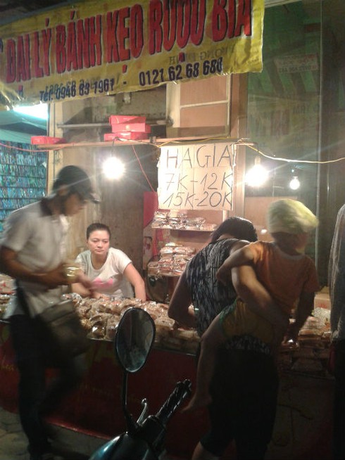 Bánh Trung thu nổi tiếng xé nhãn mác để đại hạ giá? - ảnh 1