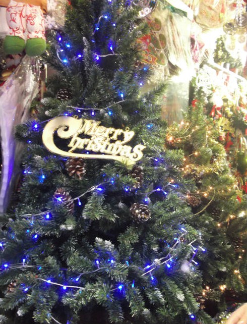 Kinh tế khó khăn, cây thông Noel giá khủng trăm triệu khó