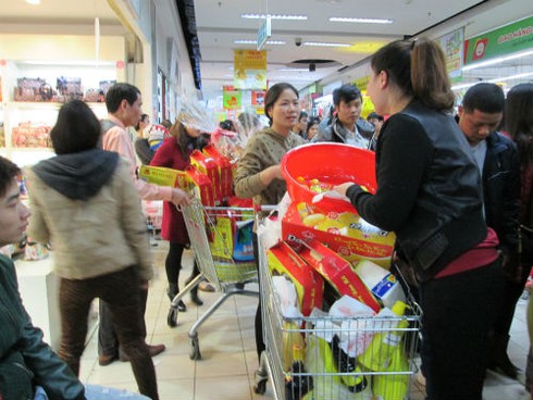Dân HN đổ xô sắm tết, siêu thị