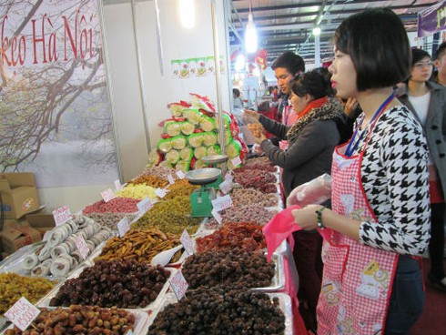 Dân HN đổ xô sắm tết, siêu thị