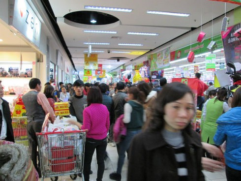 Dân HN đổ xô sắm tết, siêu thị