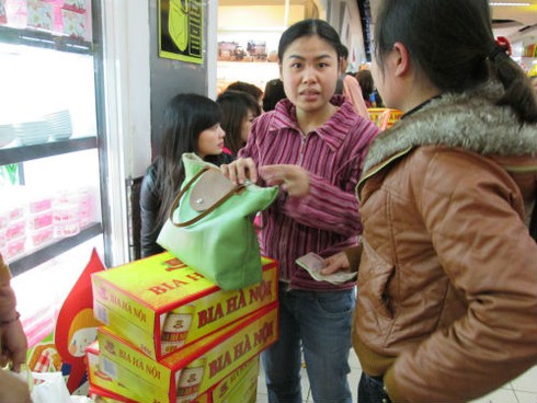 Dân HN đổ xô sắm tết, siêu thị