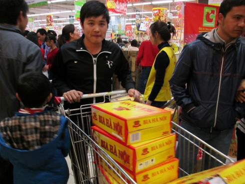 Dân HN đổ xô sắm tết, siêu thị