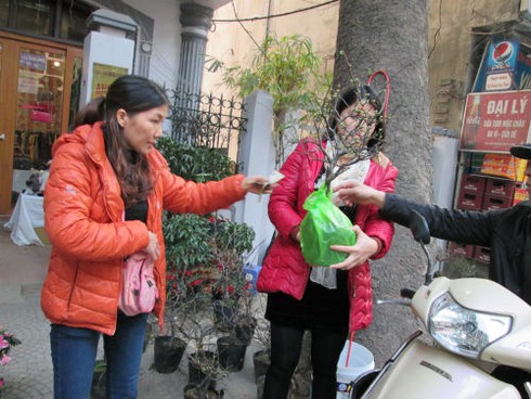 Dân HN đổ xô sắm tết, siêu thị