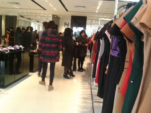 Tấp nập săn đồ giảm giá cuối năm - ảnh 2