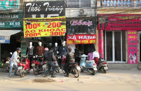 Tấp nập săn đồ giảm giá cuối năm - ảnh 3