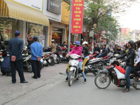 Tấp nập săn đồ giảm giá cuối năm - ảnh 1