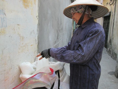 Làm cả năm không bằng bán muối dăm ngày Tết - ảnh 1