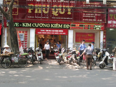 Vàng tăng vọt, giao dịch thưa thớt - ảnh 1