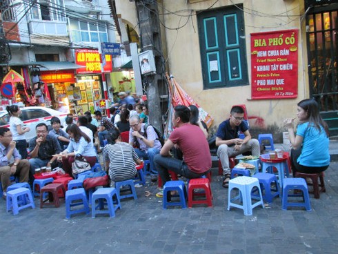 Cấm bán bia vỉa hè: Nhiều người