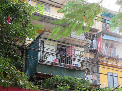 Phát sợ với 'chuồng cọp' khổng lồ lủng lẳng ở những chung cư “già nua” - ảnh 3