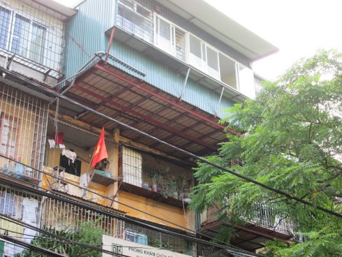 Phát sợ với 'chuồng cọp' khổng lồ lủng lẳng ở những chung cư “già nua” - ảnh 2