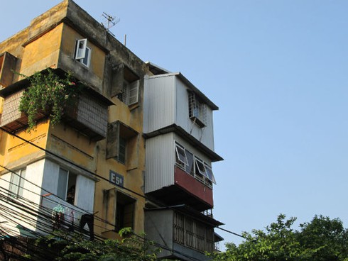 Phát sợ với 'chuồng cọp' khổng lồ lủng lẳng ở những chung cư “già nua” - ảnh 4