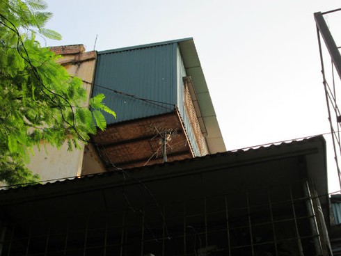 Phát sợ với 'chuồng cọp' khổng lồ lủng lẳng ở những chung cư “già nua” - ảnh 5