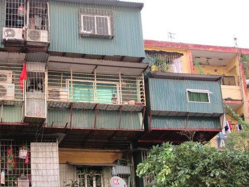 Phát sợ với 'chuồng cọp' khổng lồ lủng lẳng ở những chung cư “già nua” - ảnh 7