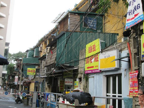 Phát sợ với 'chuồng cọp' khổng lồ lủng lẳng ở những chung cư “già nua” - ảnh 8