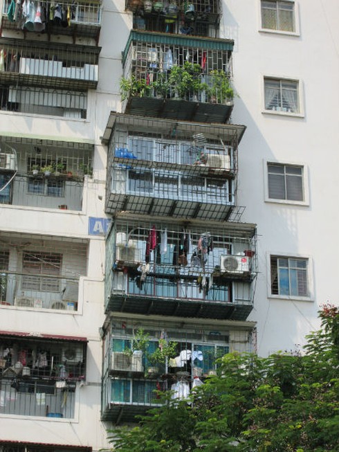 Phát sợ với 'chuồng cọp' khổng lồ lủng lẳng ở những chung cư “già nua” - ảnh 12