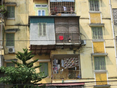 Phát sợ với 'chuồng cọp' khổng lồ lủng lẳng ở những chung cư “già nua” - ảnh 10