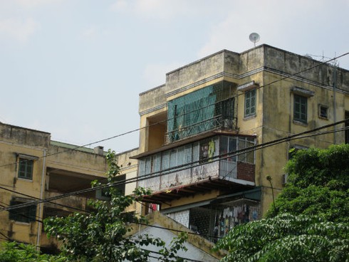 Phát sợ với 'chuồng cọp' khổng lồ lủng lẳng ở những chung cư “già nua” - ảnh 9