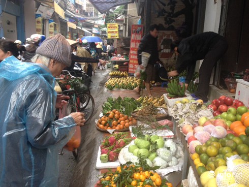 Người Hà Nội chen chân mua sắm cúng rằm tháng Giêng - ảnh 3