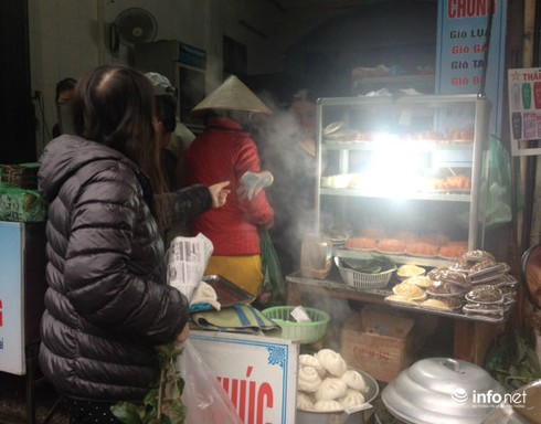 Người Hà Nội chen chân mua sắm cúng rằm tháng Giêng - ảnh 2