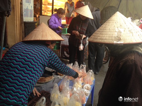 Người Hà Nội chen chân mua sắm cúng rằm tháng Giêng - ảnh 1