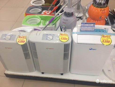 Chi tiền triệu chống nồm ẩm: Máy hút ẩm “cháy” hàng, giặt khô hốt bạc - ảnh 1