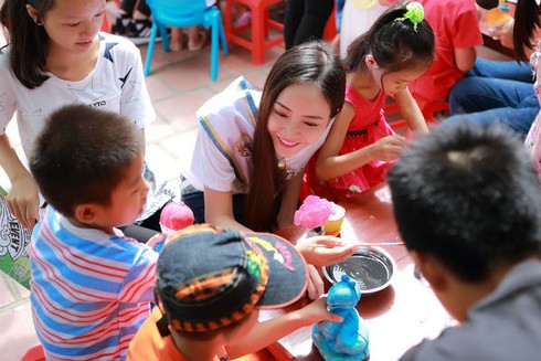 Top 40 thí sinh Hoa hậu Bản sắc Việt tặng quà trẻ em SOS Thanh Hóa - ảnh 3